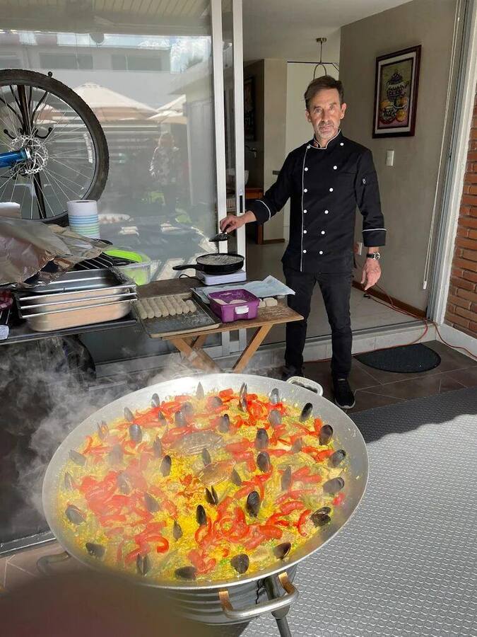 Paella humeante en plena cocción