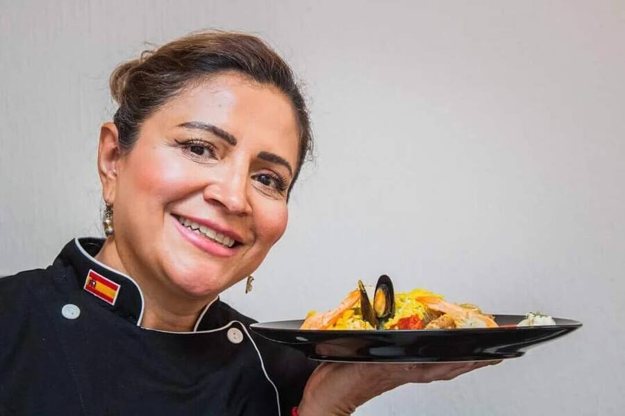 La chef presentando un plato de la casa