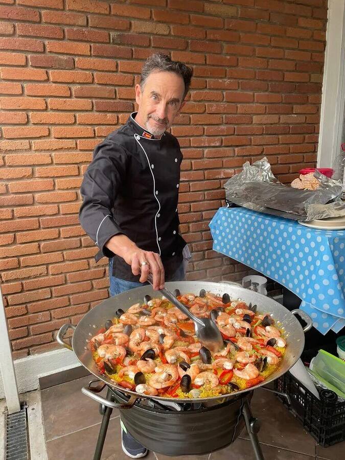 Chef terminando una paella de mariscos