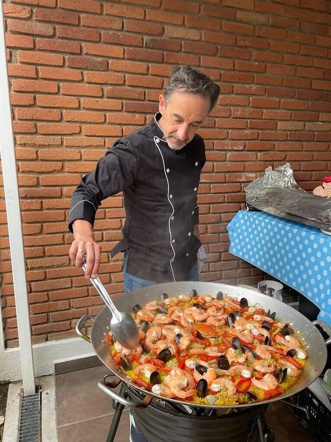 Chef sirviendo una paella grande