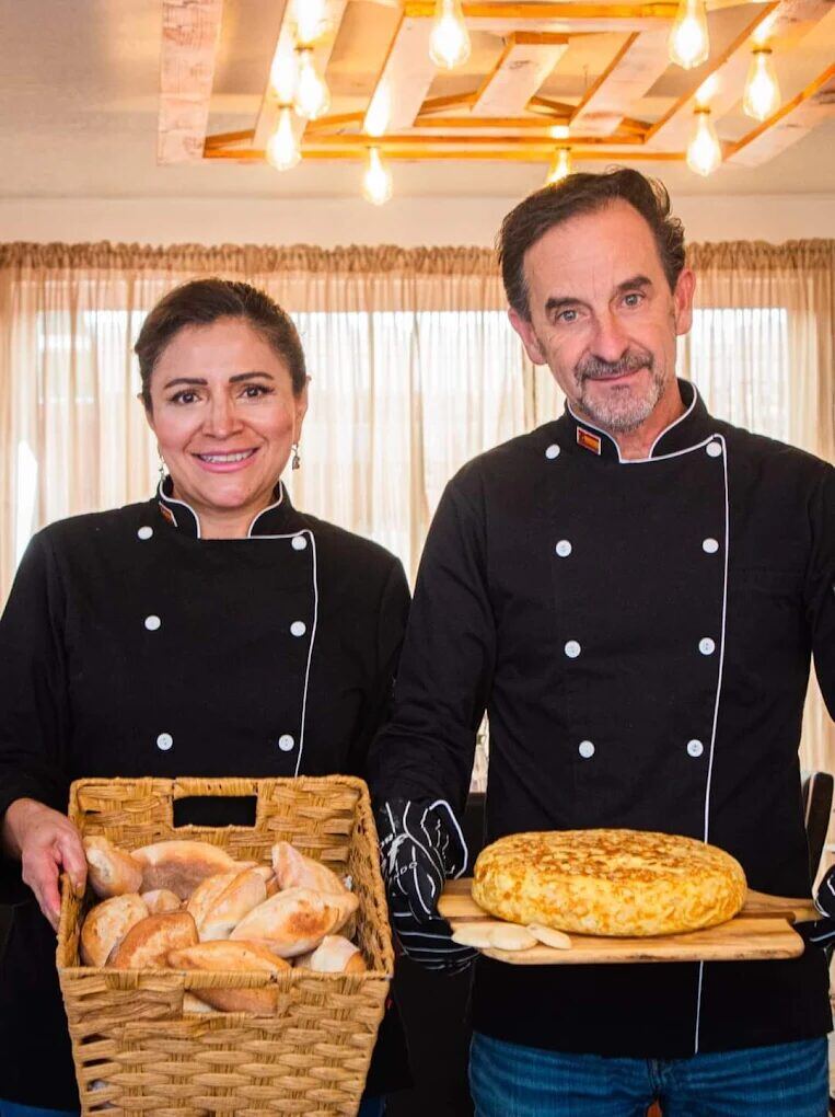 Los chefs de El Sevillano con pan y tortilla española
