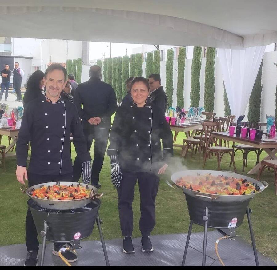 Dos paellas grandes en un evento al aire libre