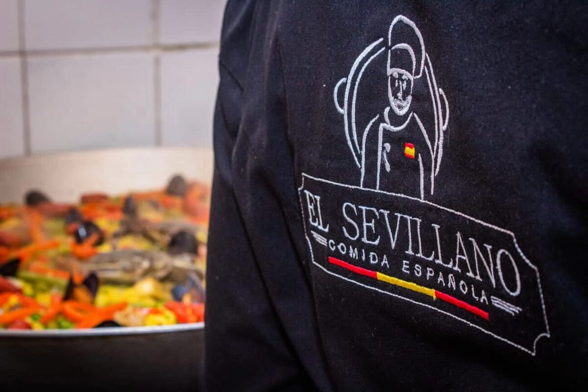 Logo de El Sevillano bordado en la chaquetilla del chef