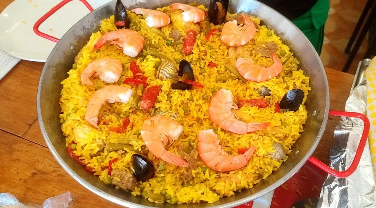 Paella mixta con camarón, mejillones y almejas