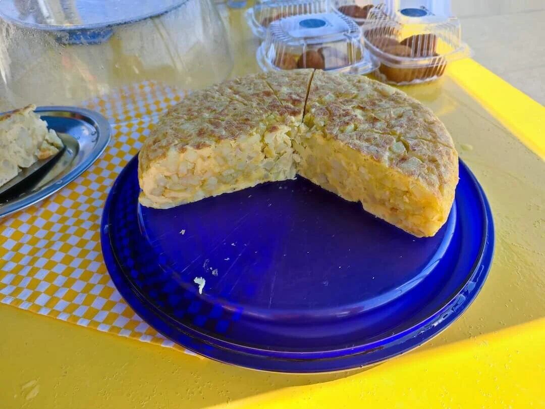 Tortilla española en plato azul